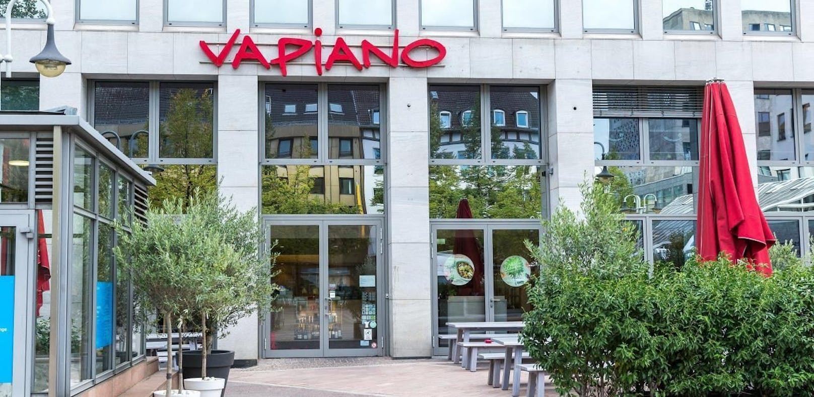 In Restaurants der Kette werden Speisen italienischer Art nach dem Fast-Casual-Prinzip angeboten. Vapiano wurde 2002 in Hamburg gegründet.