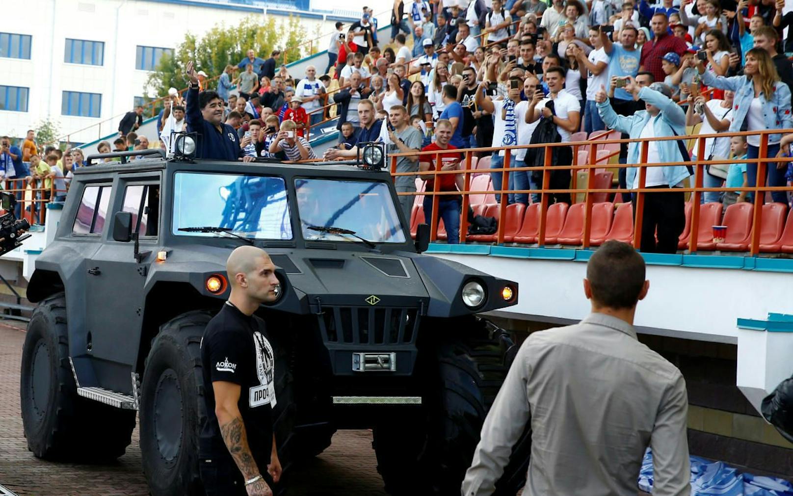 Diego Maradona lässt sich im Panzerwagen feiern