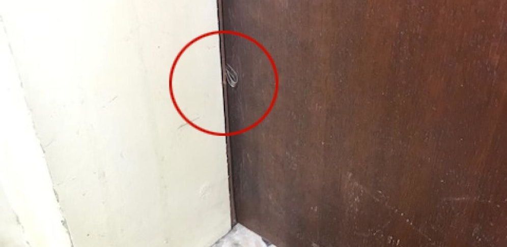 Wenn Sie dieses Stück Plastik in Ihrer Tür sehen, dann kontaktieren Sie den Notruf.