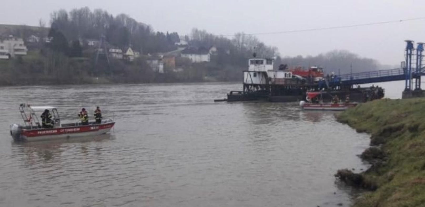 Auto stürzt bei Rollfähre in die Donau
