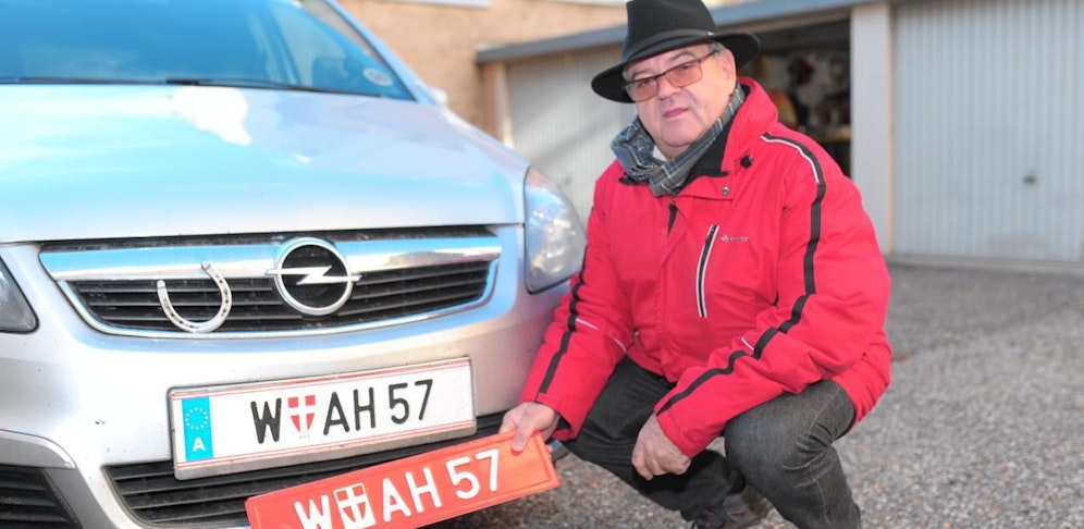 Adolf H. (61) muss sein altes Wunsch-Kennzeichen abgeben