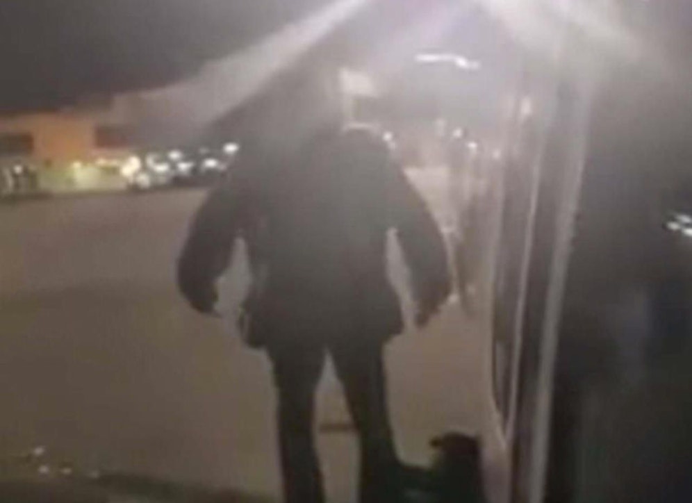 Lebensmüde? Der Pole Viktor P. (57) kletterte auf den Flügel eines Ryanair-Jets und wurde verhaftet. 