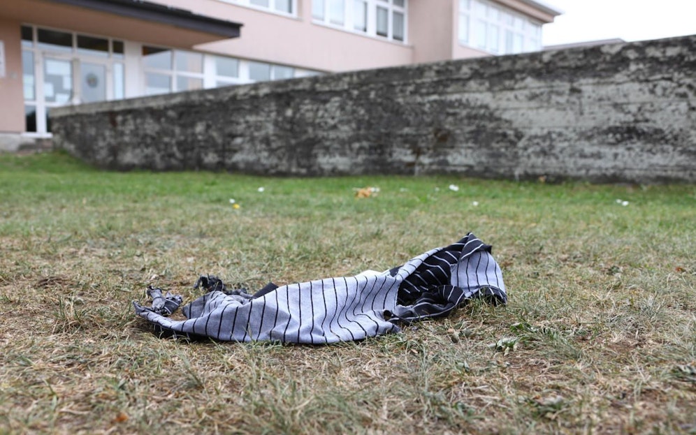 Die Unterhose des Jugendlichen zeugt von der Tat.