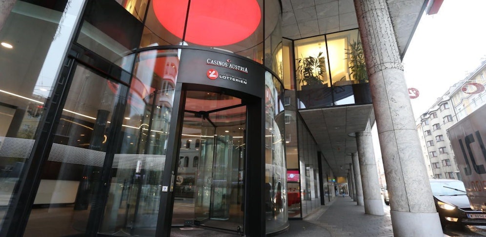 In der Lotterien-Zentrale am Rennweg erzählte die Pensionistin ihre Story.