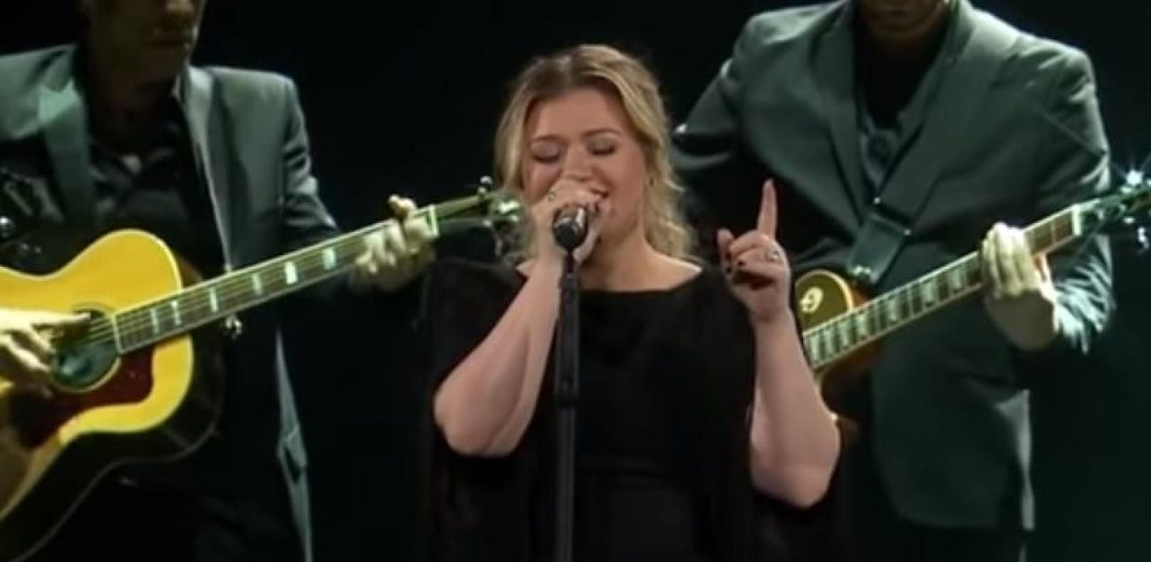 Kelly Clarkson begeistert live mit "Shallow"-Cover