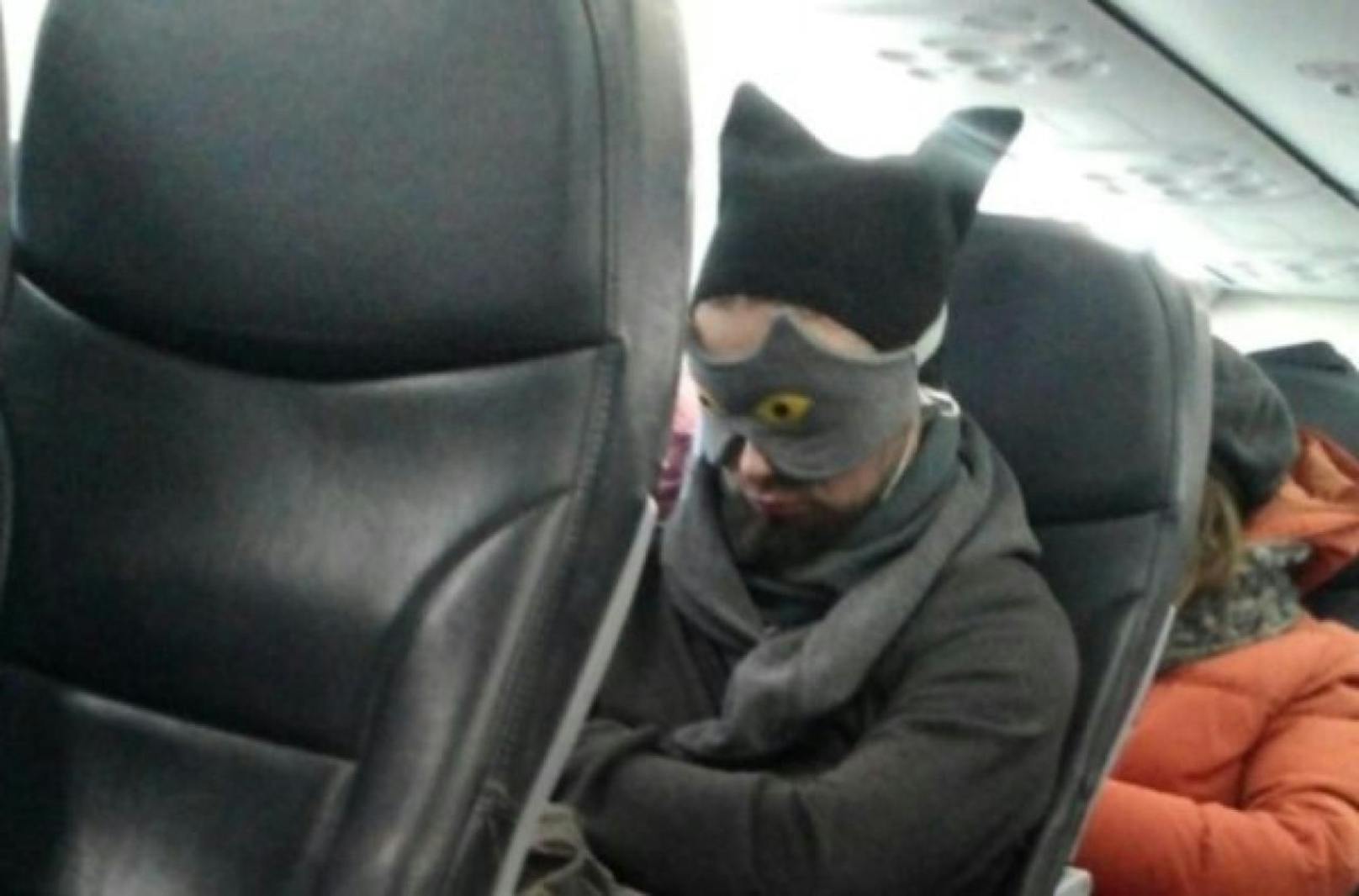 Flughafen in Krasnojarsk praktisch lahmgelegt: Mit Maske harrt dieser Passagier in der Kälte aus.