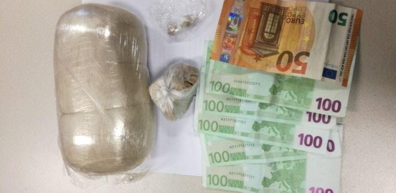 Die Polizei fand mehr als ein Kilogramm Heroin und einen dreistelligen Geldbetrag
