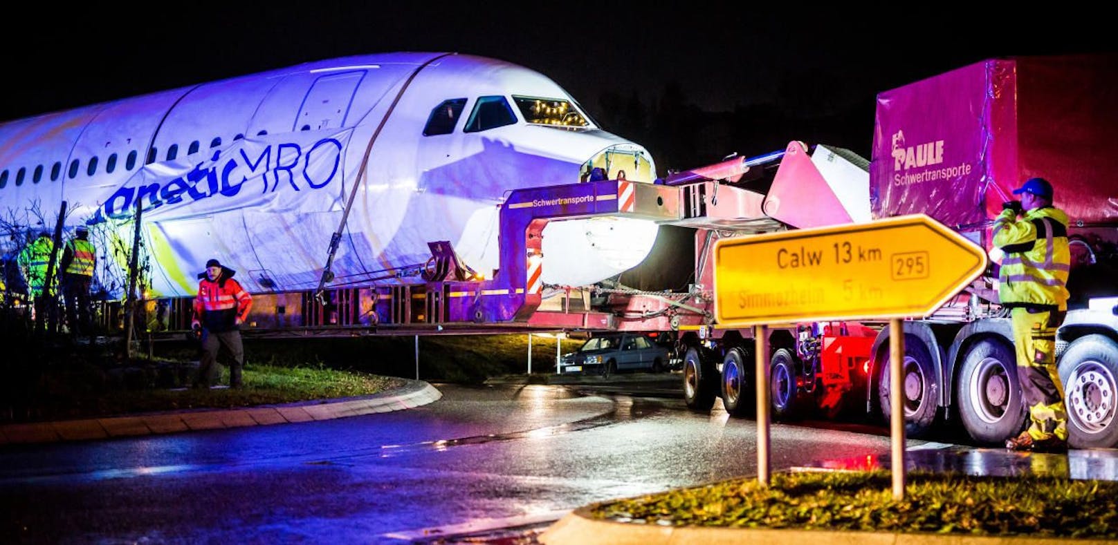 Airbus A320 bleibt in Kreisverkehr liegen