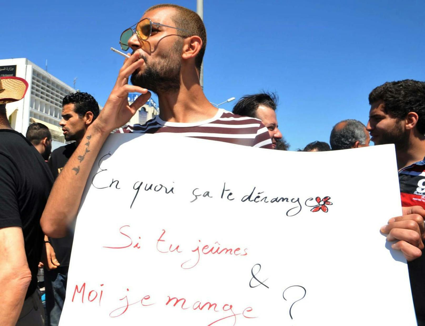 In Tunesien solidarisiert sich ein Demonstrant mit dem verurteilten Mann: &quot;Wieso stört es dich, wenn ich esse und du fastest?&quot;