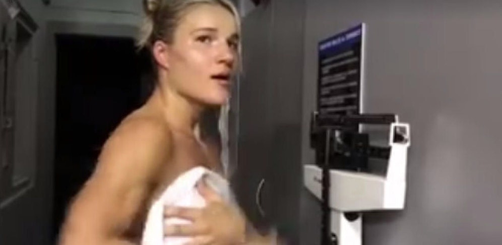 Felice Herrig zeigt auf der Waage alles!