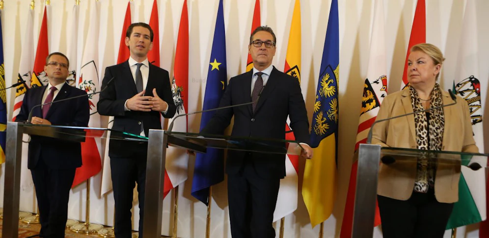 Kanzler Kurz und Vize Strache halten Ansprachen.