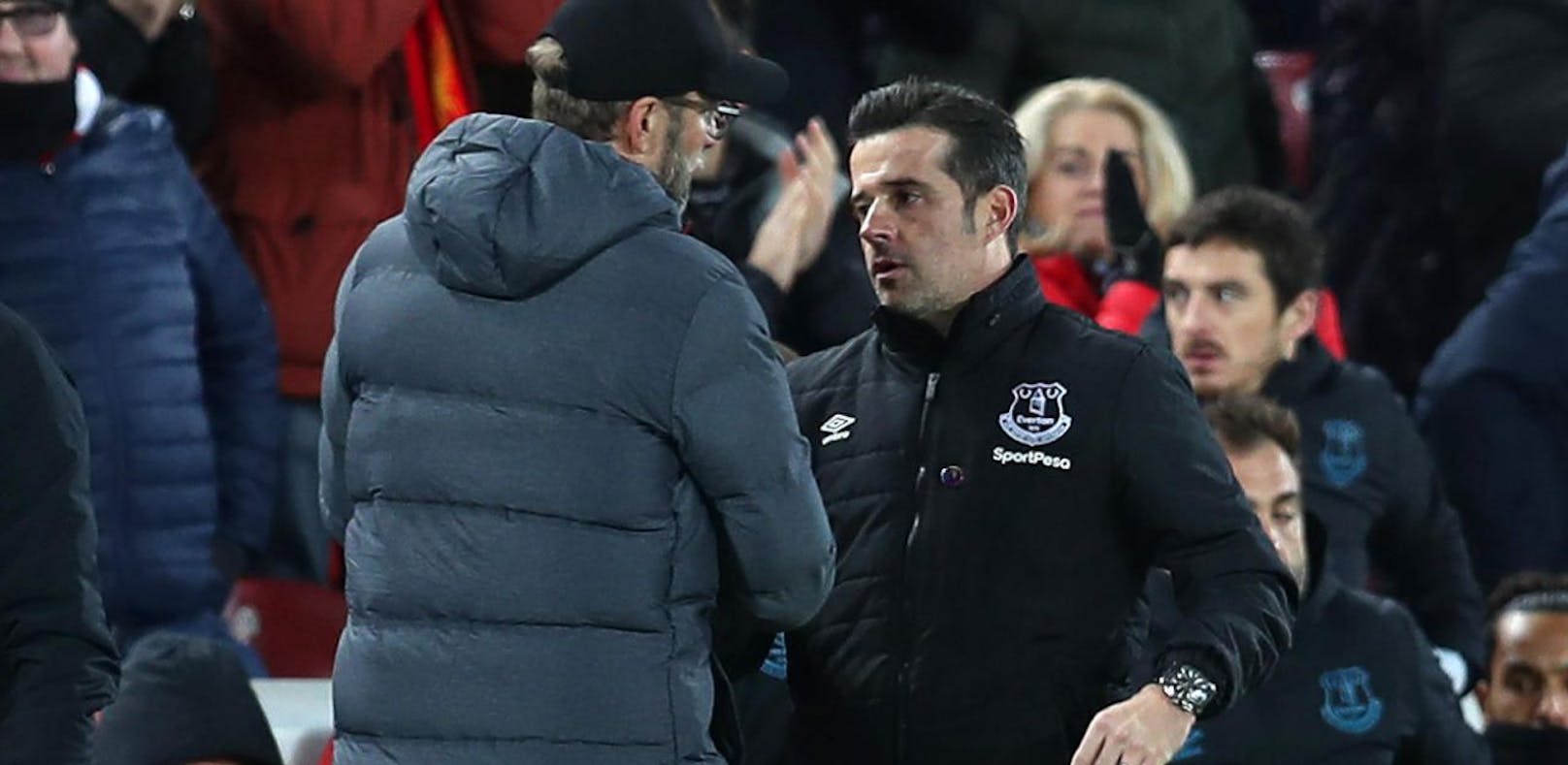 Jürgen Klopp tröstet Marco Silva nach der Derby-Niederlage. Es sollte das letzte Spiel als Everton-Trainer sein.