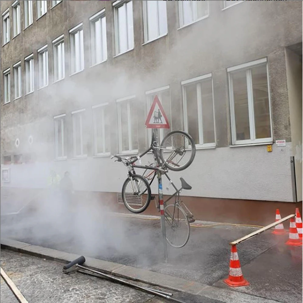 Bauarbeiter retteten angehängte Fahrräder vor dem heißen Asphalt. 