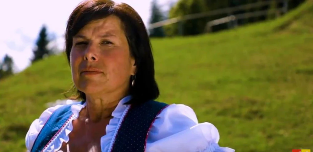 Birgit Gerstorfer warb im Dirndl für den Landesparteitag der SPOÖ.