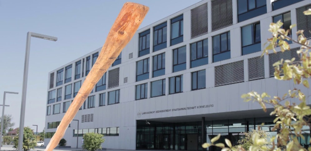 Prozess am Gericht Korneuburg: Der Hufschmied schlich dem Landwirten nach und soll ihn mit einem Holzprügel attackiert haben.