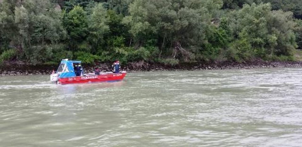 Eine große Personensuche läuft auf der Donau in Palt.