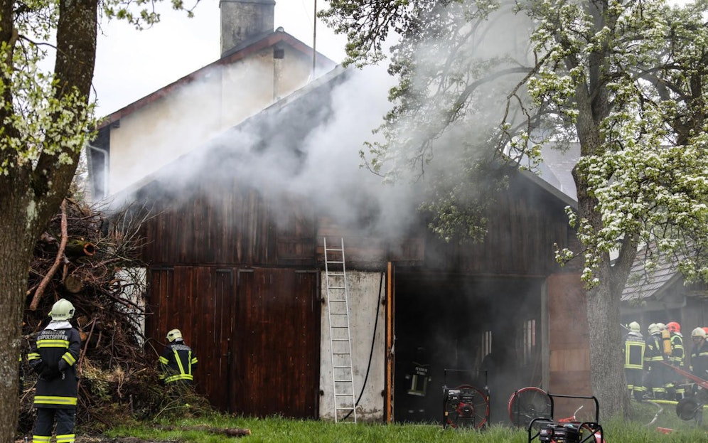 Im Hackschnitzellager eines Hauses brach das Feuer aus.