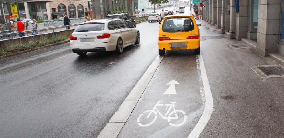 Mitten auf dem Radweg parkte dieser Mopedauto-Fahrer.