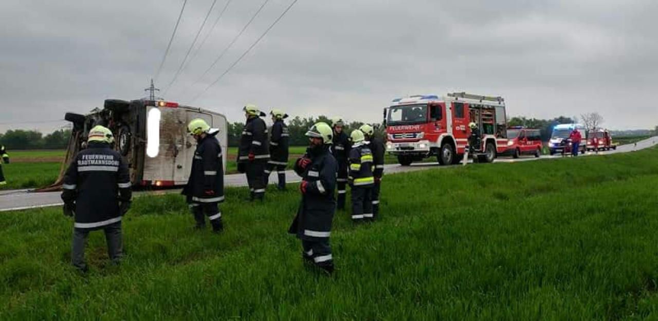 Heute.at - Zwei Verletzte: Alkolenker (58) krachte in Lkw