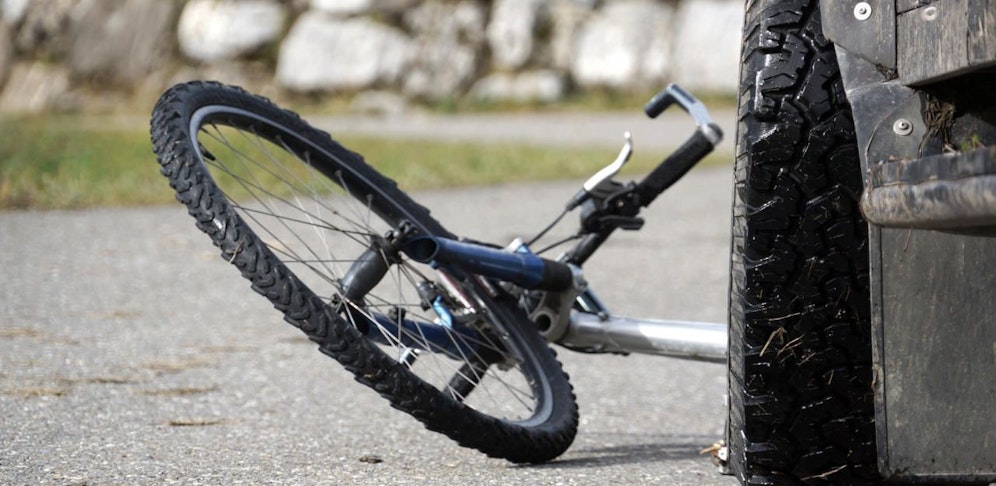 Ein Radfahrer wurde von einem Lkw erfasst. Er wurde schwer verletzt und verstarb.