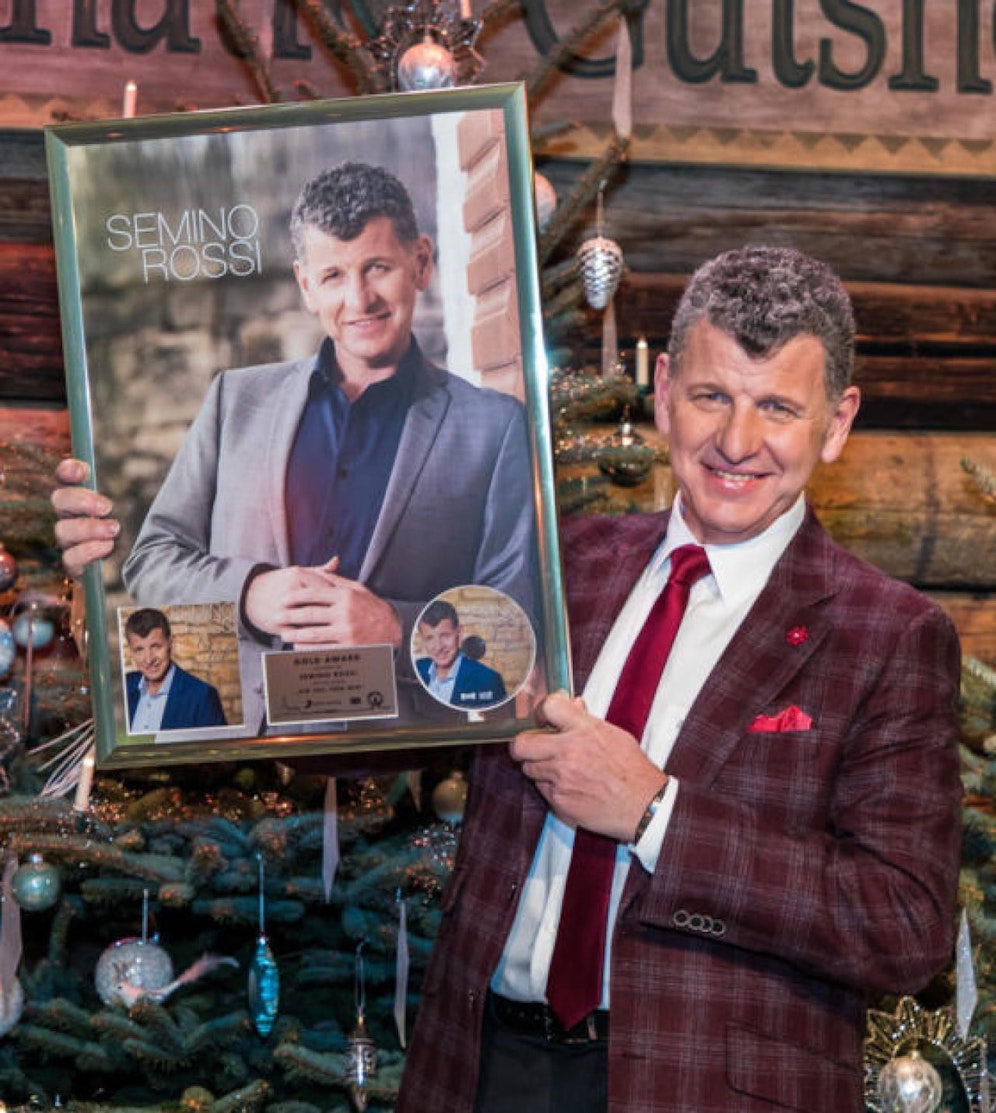 Semino Rossi stolz mit seiner Auszeichnung