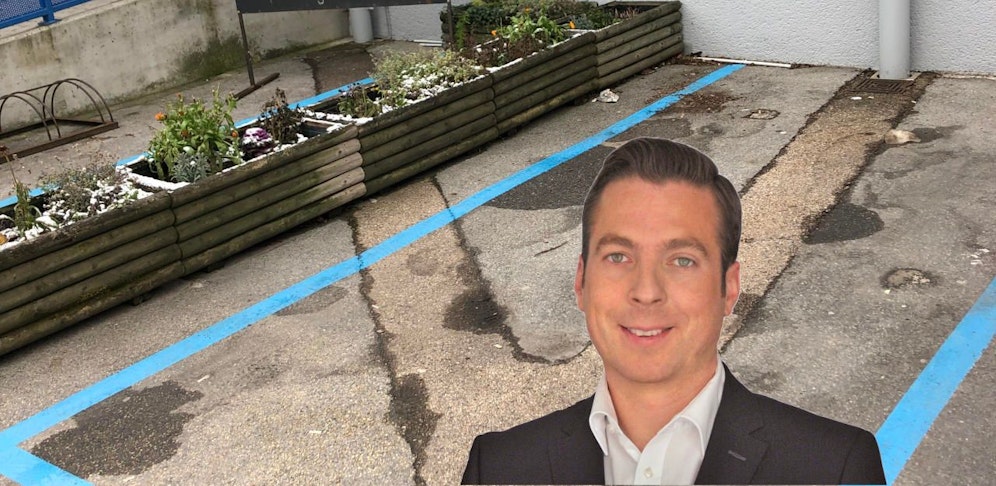 Klaus Otzelberger und der betroffene Parkplatz.