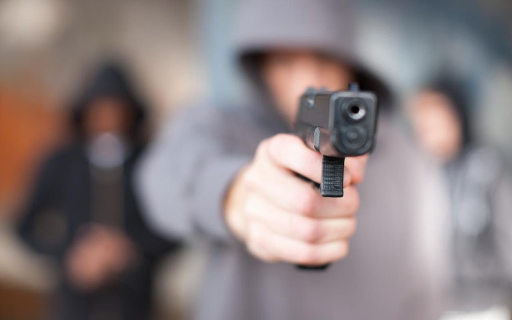 Ein Jugendlicher kam mit einer Gaspistole in die Schule.