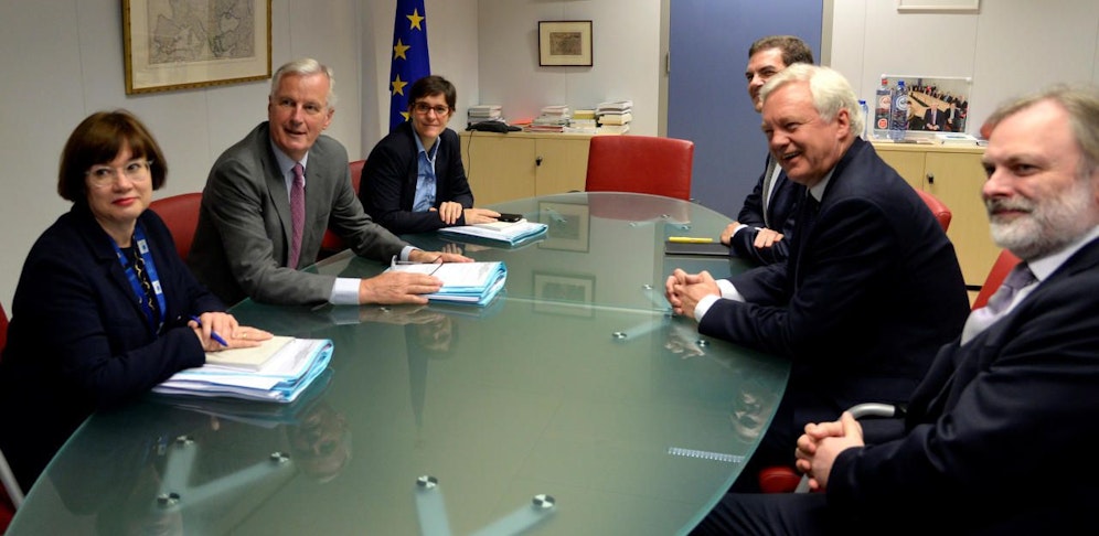 Sechs mal haben sich die Delegationen um EU-Vertreter Michel Barnier (links Mitte) und David Davis (rechts Mitte) getroffen. Bis her ziemlich ergebnislos.