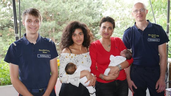 Baby Sinan war schneller als die Wiener Berufsrettung (Rettungssanitäter Simon, Baby Sinan, Schwester Zara (17), Mutter Refka (36), Baby Osman-Anes und Rettungssanitäter Helmut (v.l.n.r.). (c) Berufsrettung Wien