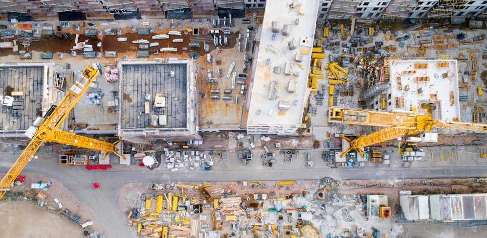 In Schwechat wurden jetzt Bausperren verhängt. 1.900 Wohnungen werden derzeit aus dem Boden gestampft  man kommt aber mit dem Bau der zugehörigen Infrastruktur nicht nach.