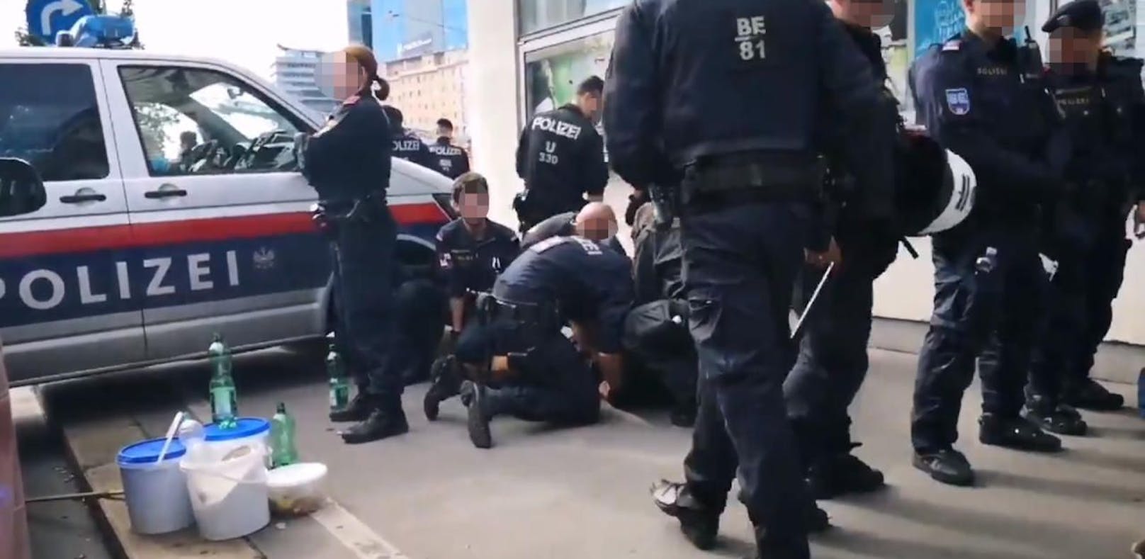 Am Rande einer Klima-Demo prügelte ein Polizist auf einen am Boden fixierten Mann ein.