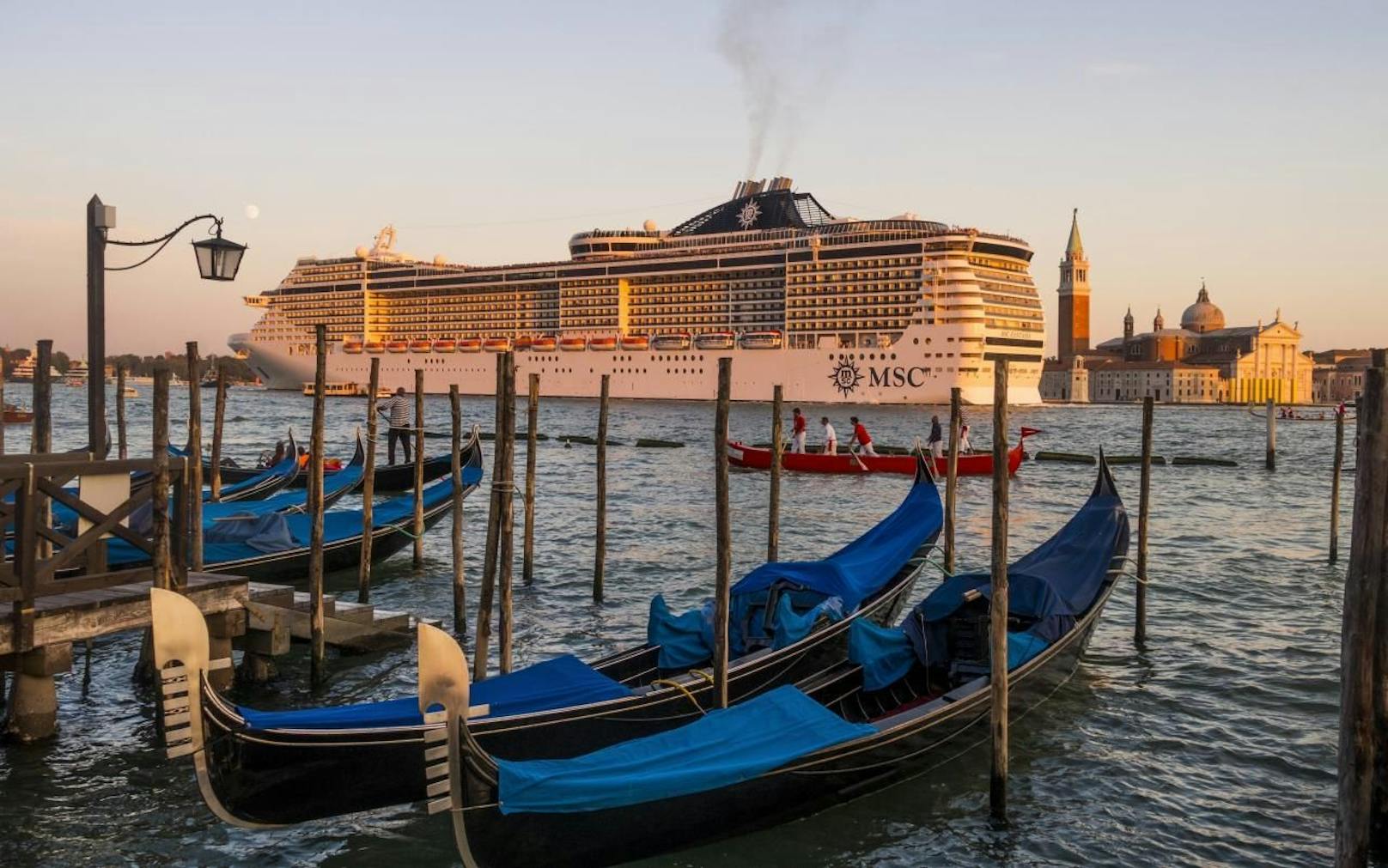 Ein Kreuzfahrtschiff in der Lagune von Venedig - mit diesem Anblick ist bald Schluss.