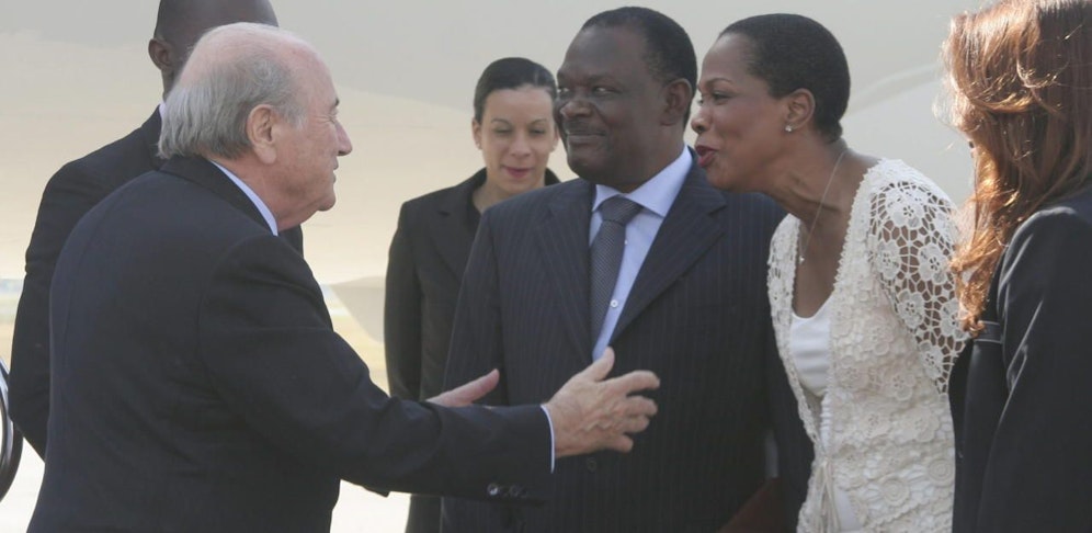 Yves Jean-Bart in freudiger Erwartung einer Umarmung von Ex-FIFA-Boss Sepp Blatter. 
