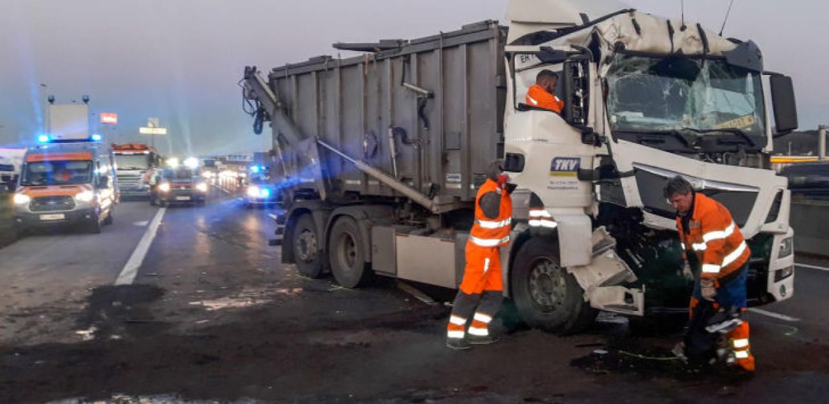 Nach einem schweren Unfall auf der A1 bei Haid in Fahrtrichtung Salzburg kam es zu einem elf Kilometer langen Stau im Abendverkehr.