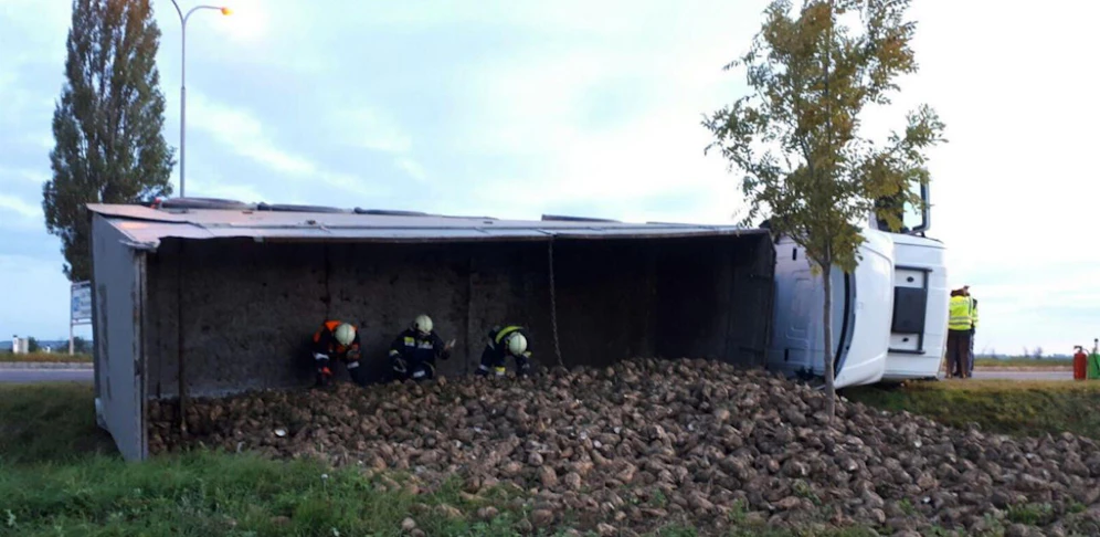 Der Lkw kippte und verlor seine Ladung Rüben (credit: FF Seefeld/Kadolz) 