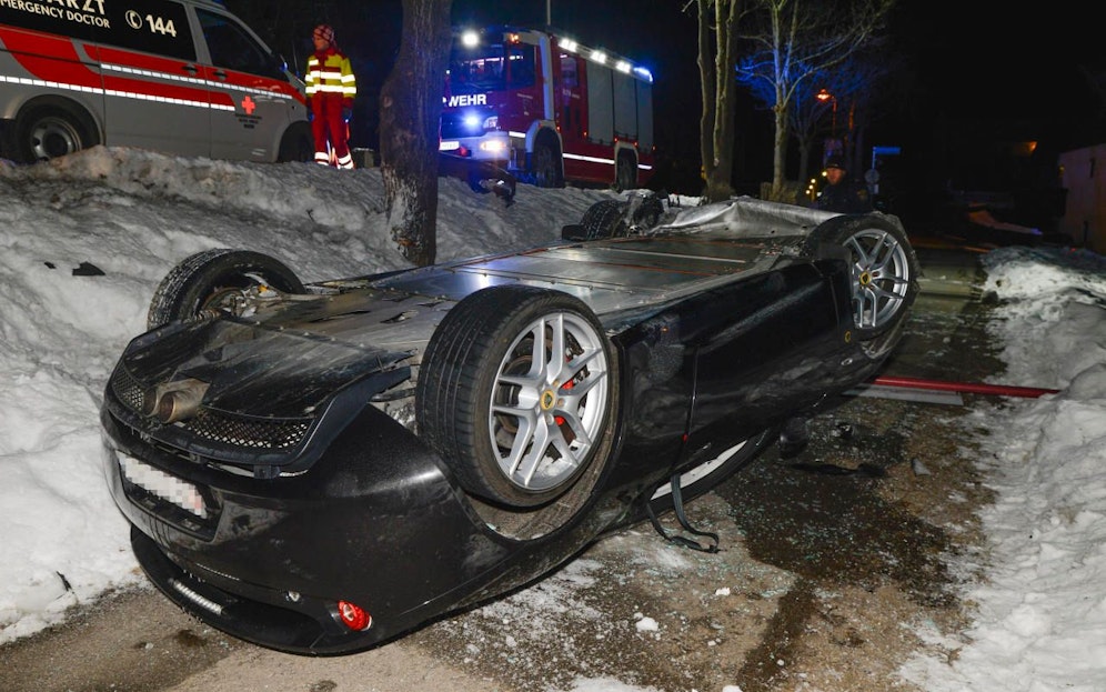 Der Lotus überschlug sich und blieb auf dem Dach liegen