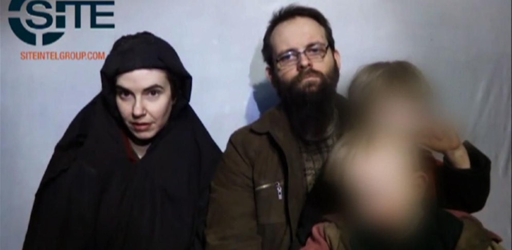 Die Amerikanerin Caitlan Coleman und ihr kanadischer Ehemann Joshua Boyle wurden nach fünf Jahren in Geiselhaft am 12. Oktober 2017 freigelassen.