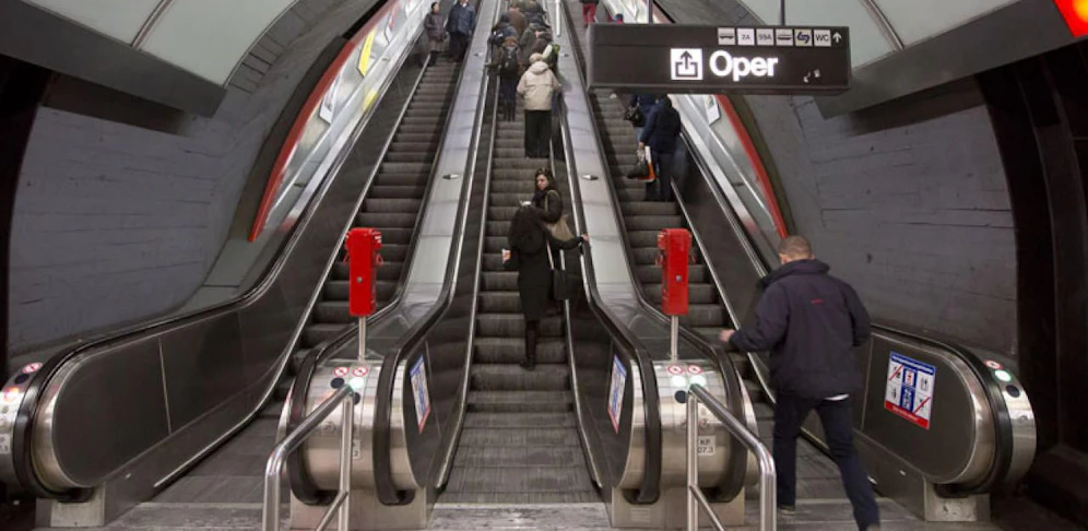 Ein Opfer stürzte nach einem Stoß mehrere Meter über eine Rolltreppe am Karlsplatz.