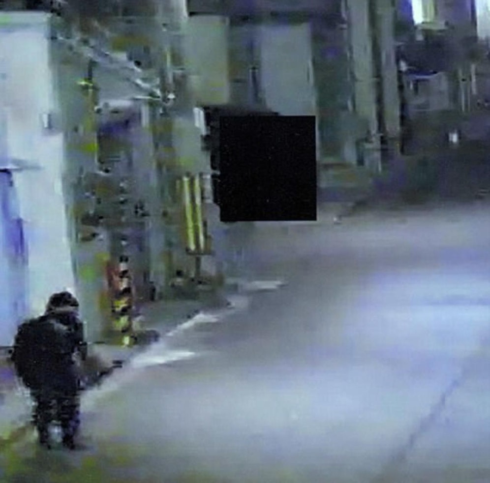 Klein wie ein Kind und genau so gelenkig: Mit diesem Fahndungsfoto suchte die Polizei in Osaka (Japan) nach dem geheimnisvollen Fassadenkletterer. Es war ein 74-jähriger Opa. 