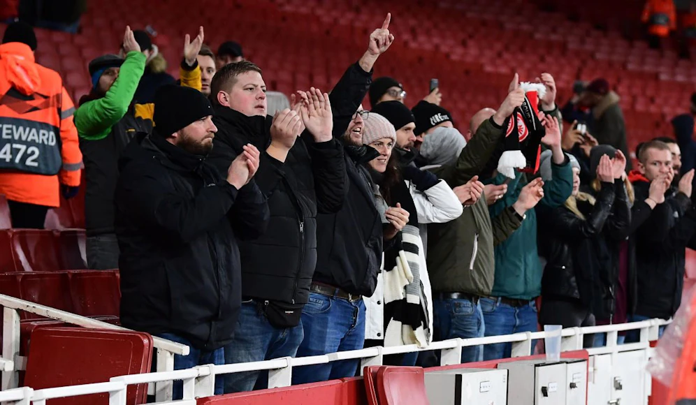 Frankfurter Fans feiern den Auswärtssieg. 