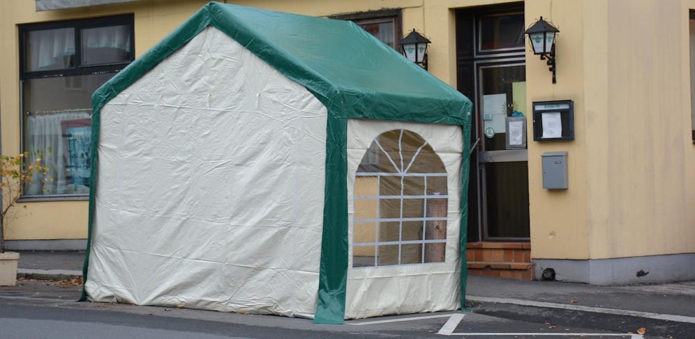 Vor dem "Stifterstüberl" von Willi Lang in Freistadt steht ein Raucher-Zelt