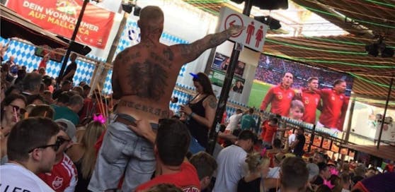 Während der Hymne im Länderspiel gegen Deutschland setzte dieser Österreicher im Bierkönig von Mallorca zum Hitler-Gruß an.