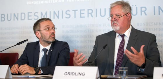 Innenminister Herbert Kickl (FPÖ) und BVT-Chef Peter Gridling bei einer Pressekonferenz