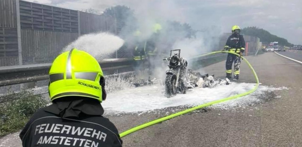 Unter Atemschutz konnte die Feuerwehr löschen.