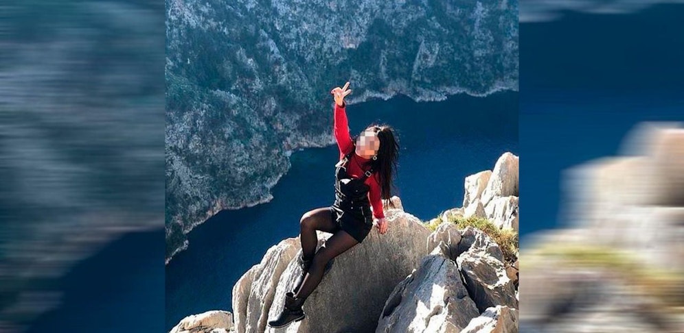 Auf dieser Klippe posierte die junge Frau.