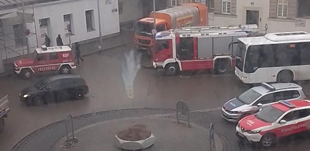 Die Wiener Berufsfeuerwehr assistierte den ÖBB bei der Reparatur.