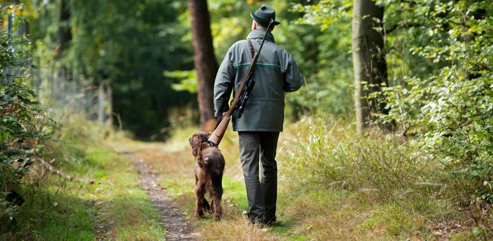 Der Jäger wird wegen Tierquälerei und Übertretungen nach dem Jagdgesetz angezeigt.