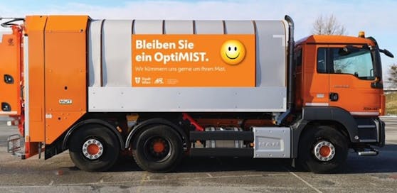 Neuer Spruch auf Müllwägen sorgt für Schmunzeln.