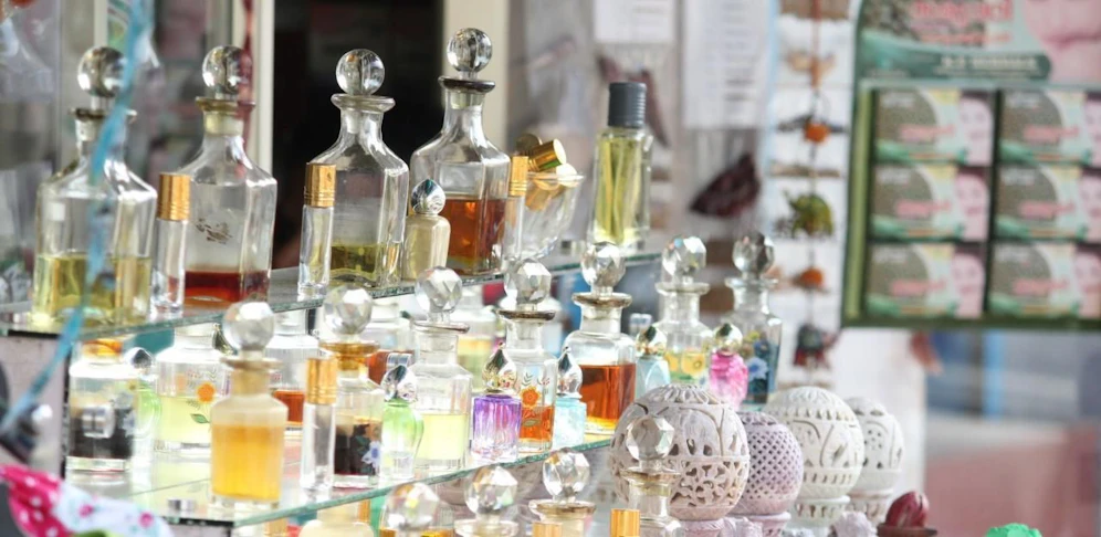Das LKA Wien hat fünf Tatverdächtige gefasst. Sie sollen 27 Mal in Drogerien zugeschlagen und Parfums im Wert von 5.500 Euro gestohlen haben.