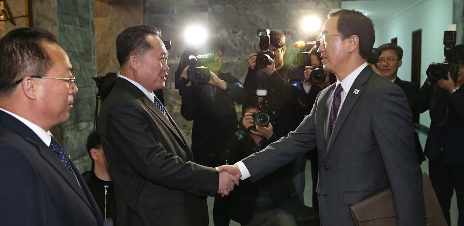 Die Wiedervereinigungsminister aus Nordkorea Ri Son Gwon (li). und Südkorea Cho Myoung-gyun (re.) hatten sich Ende März zu Vorgesprächen getroffen.